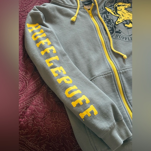 Universal Studios The Wizarding World of Harry Potter Hufflepuff Zip Up Jacket - Picture 6 of 9